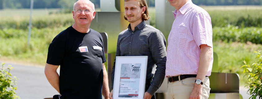 Bernhard Hahner, Vitalii Shupliak und Michael Brand vor dem fertigen Kunstwerk bei Hahner Technik