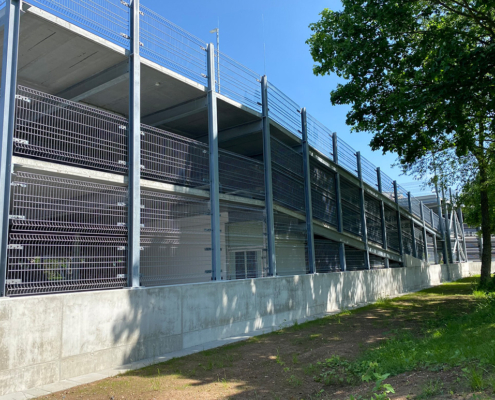 Seitenansicht des Parkhauses mit offener Fassadenstruktur und Stahlverbundtragwerk