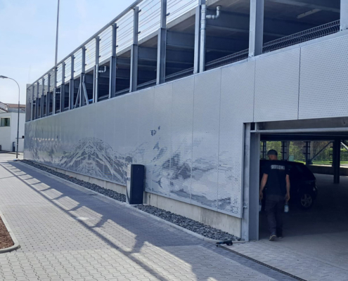 Blick auf die Motivlochblechfassade des Parkhaus Rosenau