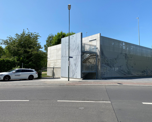 Das Parkhaus Rosenau mit prägender Motivlochblechfassade