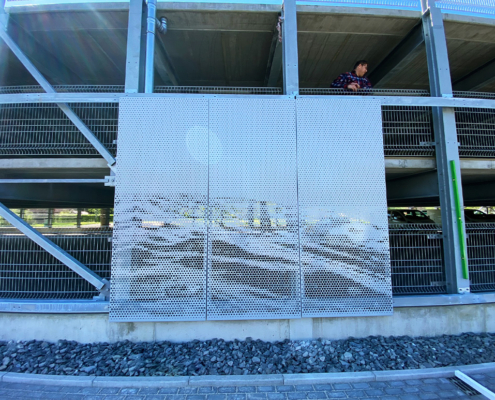 Die Montage der Motivlochblechfassade