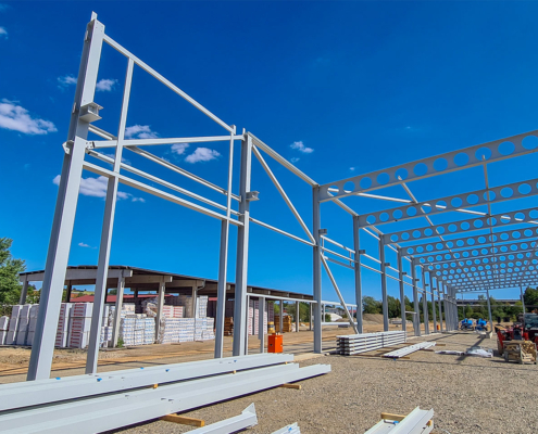 Beginn der Hallenmontage mit aufgestellten Stahlrahmen