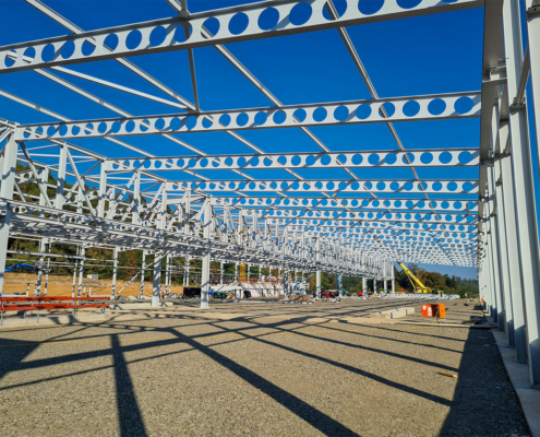 Blick durch das montierte Dachtragwerk der Stahlkonstruktion