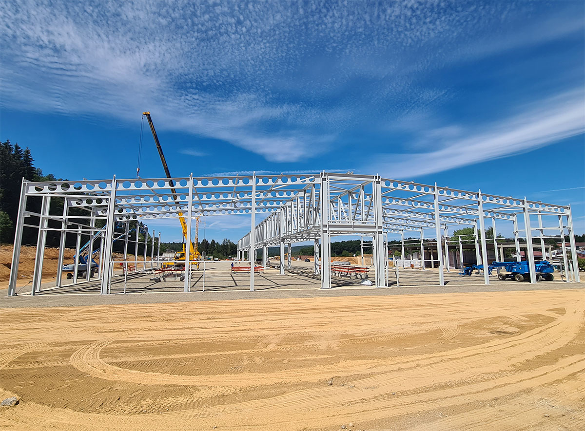 Grundgerüst der Halle des Hanse Haus Werks in Oberleichtersbach im Rohbau
