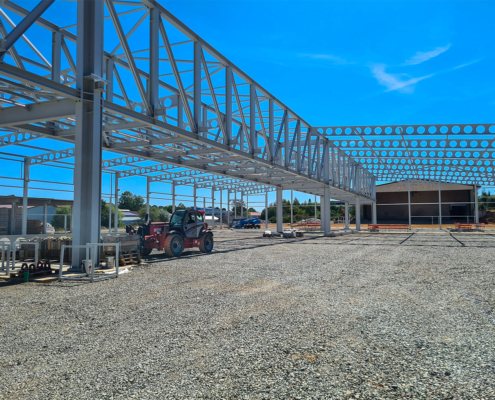 Montage der Stahlträger und Dachkonstruktion in der neuen Industriehalle von Hanse Haus