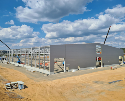 Montage der Stahltragstruktur – der Gebäudekern bildet das stabile Rückgrat der Konstruktion