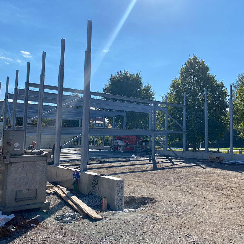 Rohbau des Parkhaus Rosenau in Fulda, während die Stahlkonstruktion von Hahner Technik montiert wird