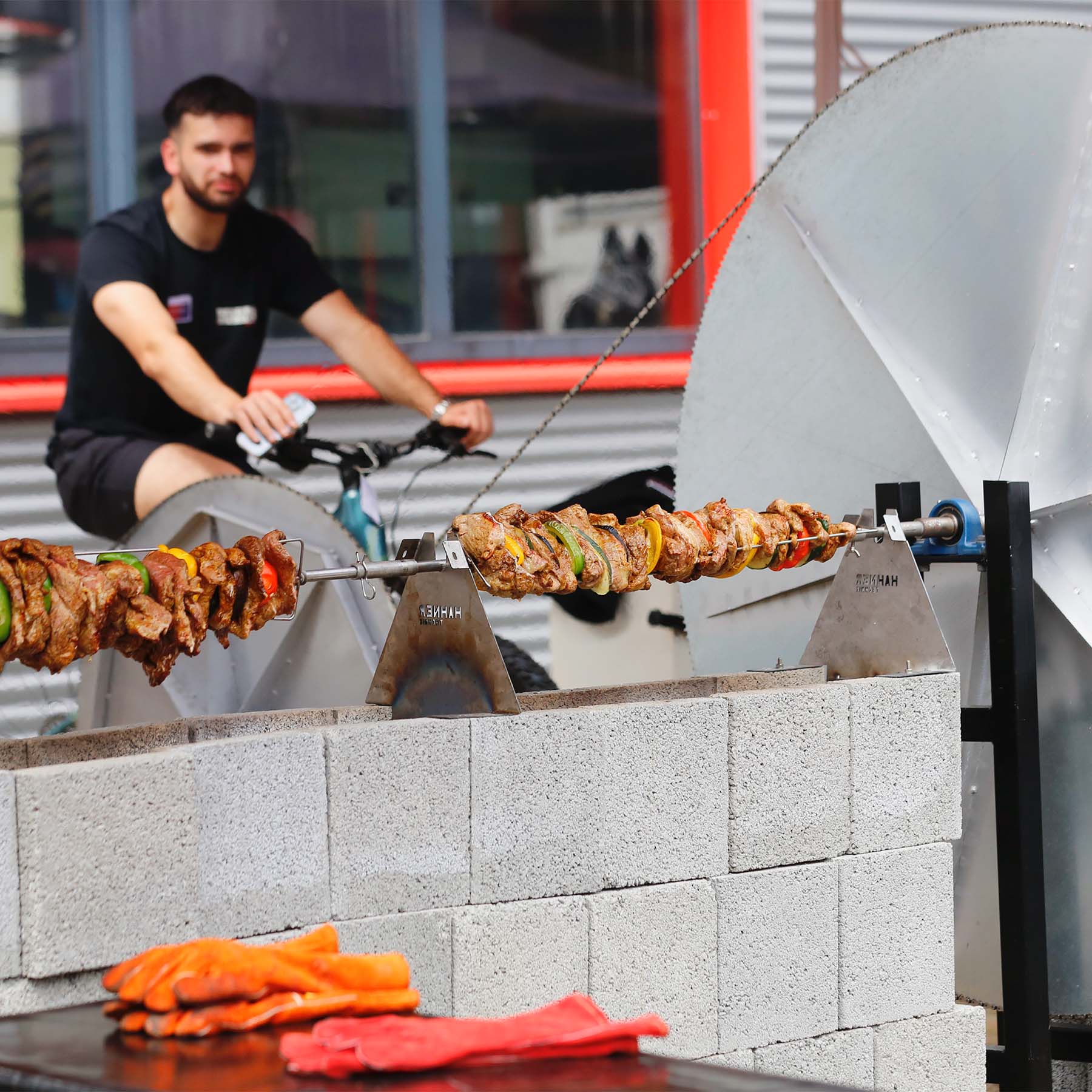 Kurz Version des längsten Grillspießes am Tag der offenen Tür bei Hahner Technik