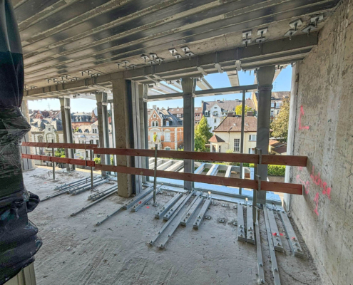 Blick nach Außen auf den Rohbau von "The Flag" in Wiesbaden