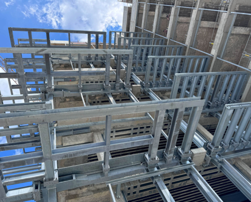 Blick nach oben auf den Rohbau von "The Flag" in Wiesbaden