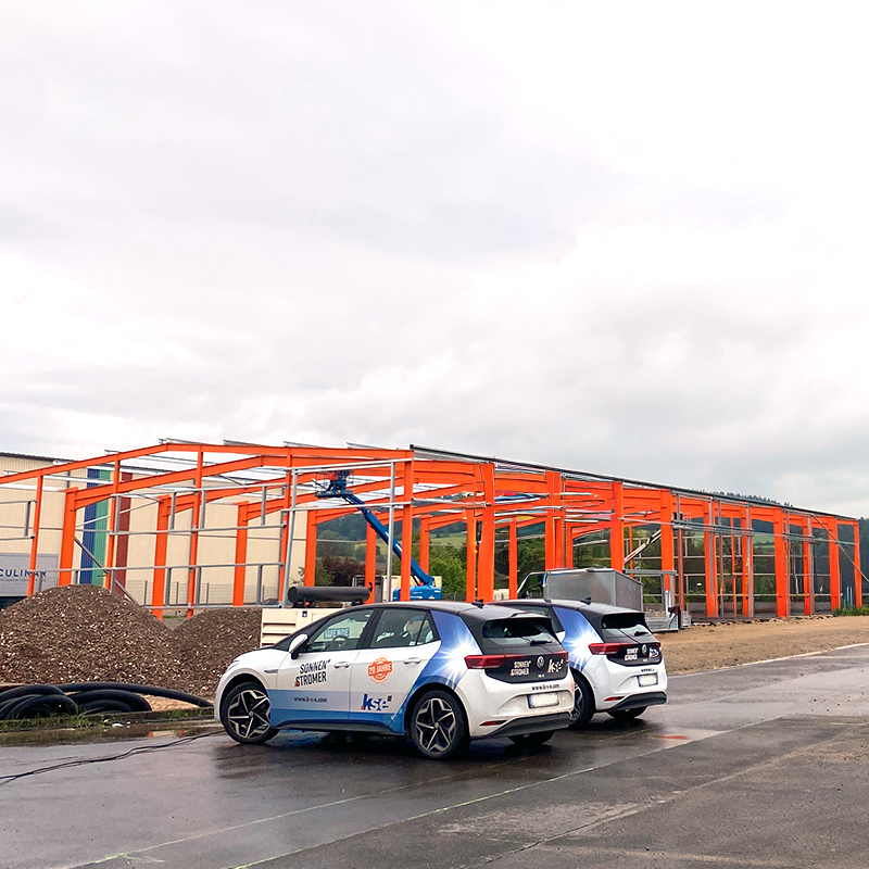 170t Stahl für vier Stahlhallen des Projekts AREA 766 in Eichenzell mit zwei Autos von kse im Vordergrund