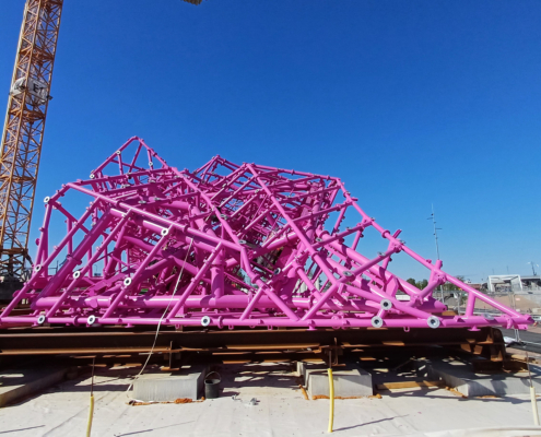 Beim Aufbau des Projekts bLINK: Magentafarbene Rohrkonstruktion