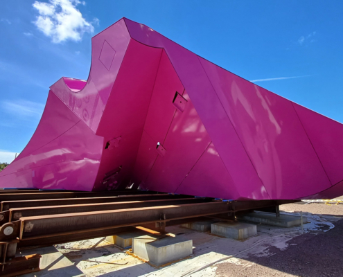 Beim Aufbau des Projekts bLINK: Magentafarbener Monolith in Göteborg