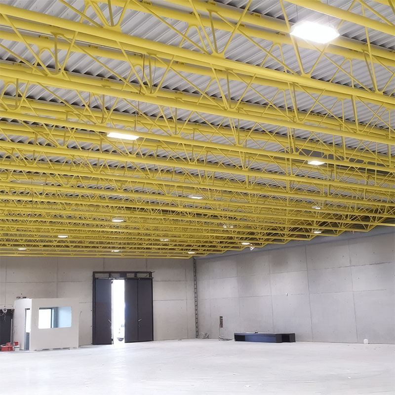 Beleuchtete Halle des Heeresflugplatz in Niederstetten