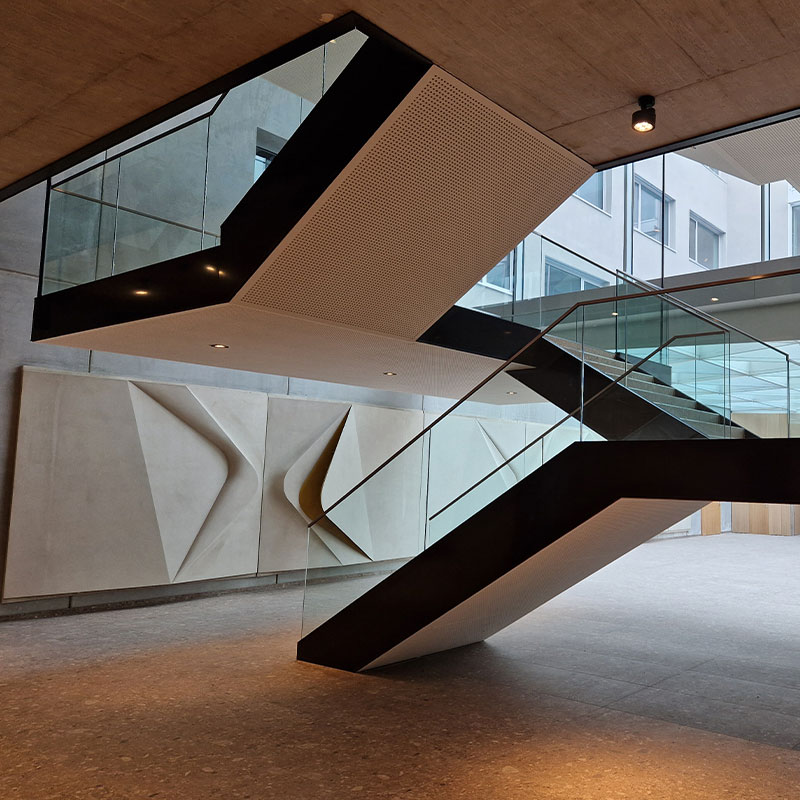 Die scheinbar schwebende Treppe im Bürogebäude Valley One24 in Stuttgart