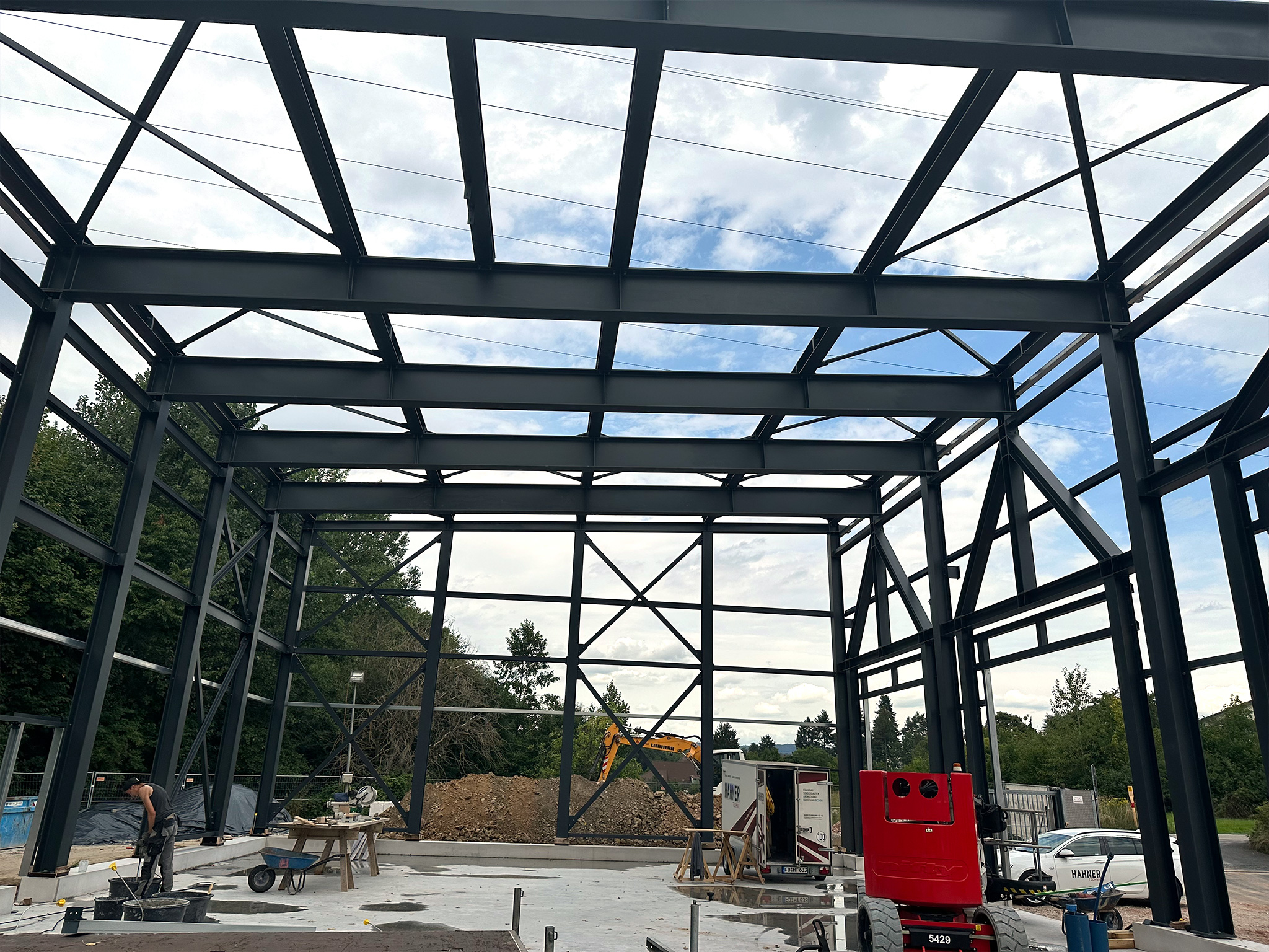Fahrzeughalle in Ober-Eschbach: Rohbau Blick durch die Unterkonstruktion