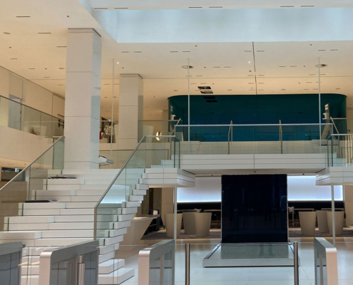 Treppenanlage des hochmodernen Bürokomplexes: Foyer des Olympus Campus in Hamburg