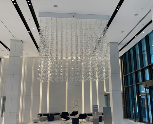 Blick an die Wandverkleidung am Olympus Campus in Hamburg