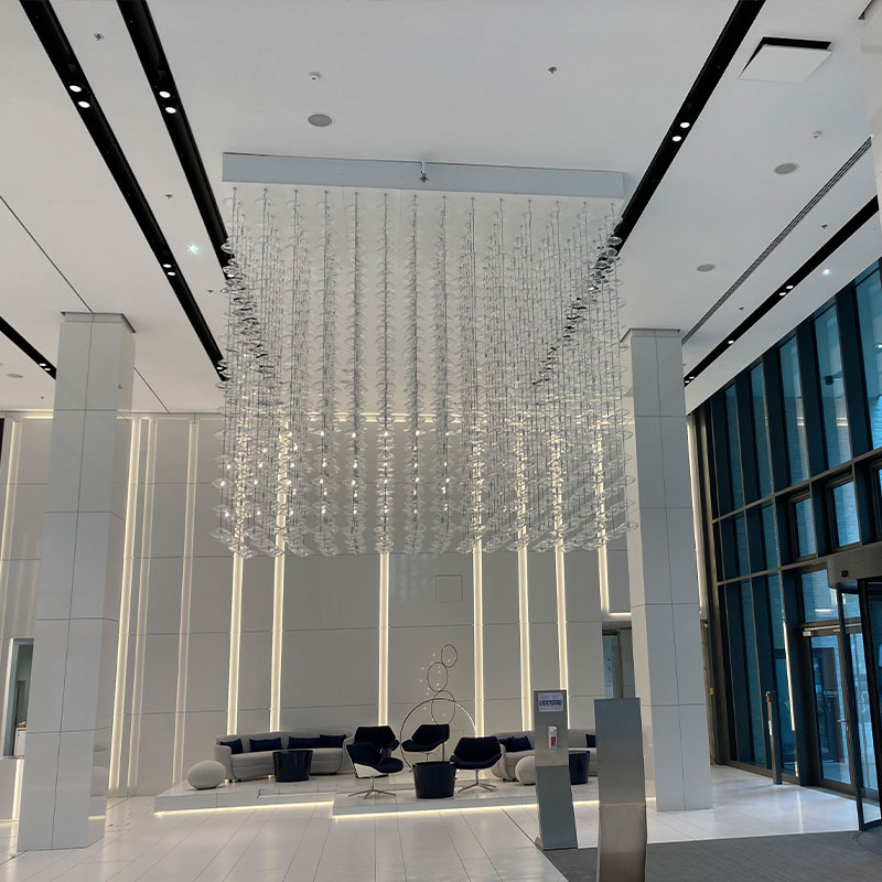 Blick an die Wandverkleidung am Olympus Campus in Hamburg