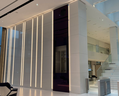 Gleichmäßiges Fugenbild bei den Wandplatten im Foyer des Olympus Campus in Hamburg