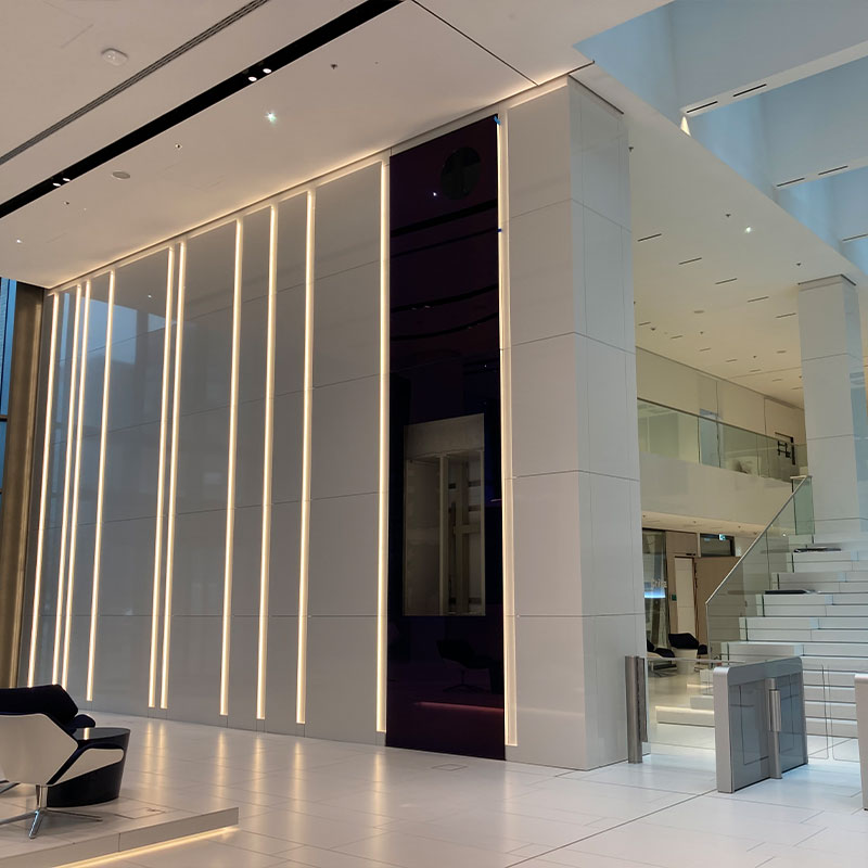 Gleichmäßiges Fugenbild bei den Wandplatten im Foyer des Olympus Campus in Hamburg