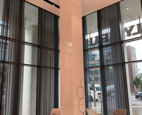 Kunststeinverkleidung für rund 1.000 m² Wand- und Säulenflächen im Foyer des Olympus Campus in Hamburg