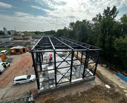 Fahrzeughalle in Ober-Eschbach: Rohbau der Fahrzeughalle