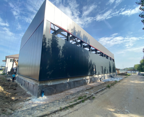 Stahlhallen von AREA 766 in Eichenzell: Die Kostruktion hat ein modernes, funktionales Erscheinungsbild