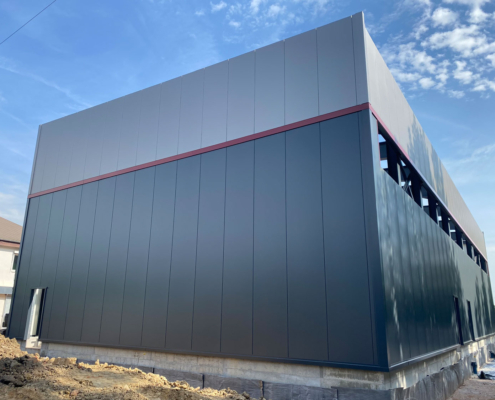 Fahrzeughalle in Ober-Eschbach: Ansicht der Sandwichelemente der Gebäudehülle