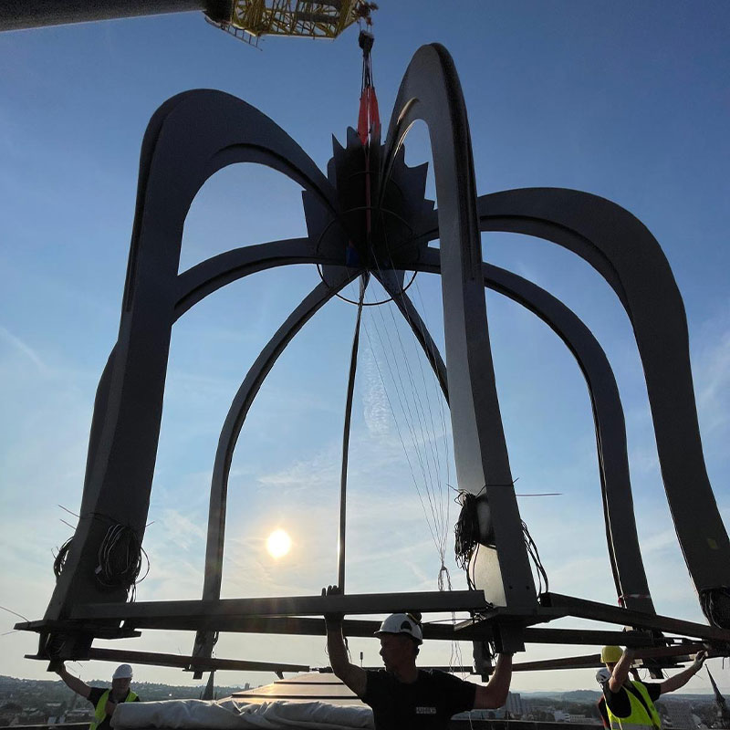 Montage der neuen Stahlhaube auf dem Turm des Fuldaer Stadtschlosses
