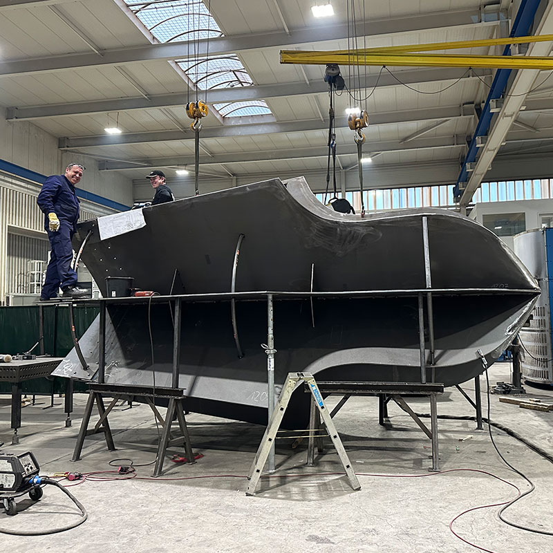 Montage der Spitze der Turmhaube des Stadtschloss Fulda in der Werkhalle von Hahner Technik