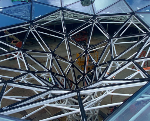 Montage der trichterförmigen Stielkonstruktion in Buffalo: Glasdach Common Sky in Buffalo, USA