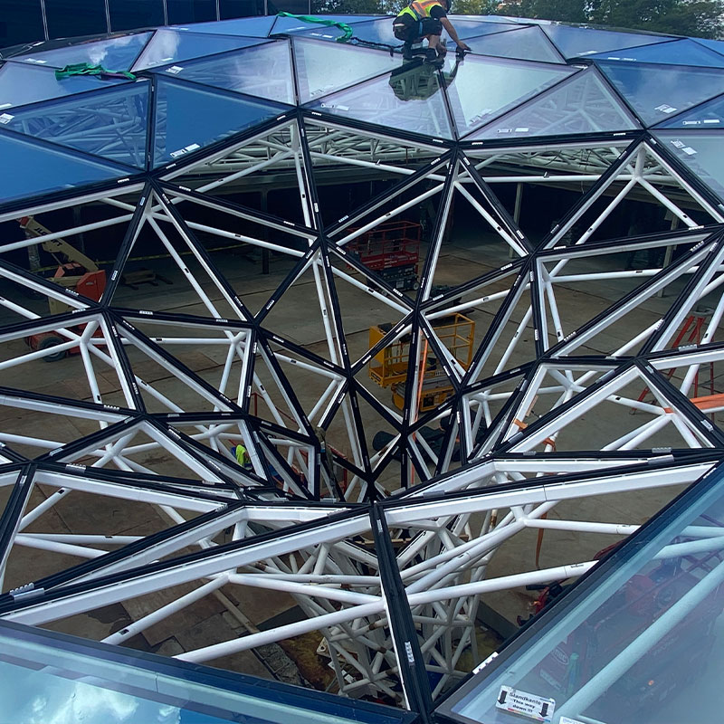 Montage der trichterförmigen Stielkonstruktion in Buffalo: Glasdach Common Sky in Buffalo, USA