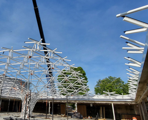 Blick von unten nach oben auf das entstehende Dach: Glasdach Common Sky in Buffalo, USA