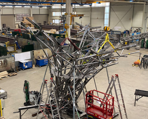 Für die Umsetzung wurden eigens entwickelte Transportgestelle und Montagehilfen verwendet: Glasdach Common Sky in Buffalo, USA