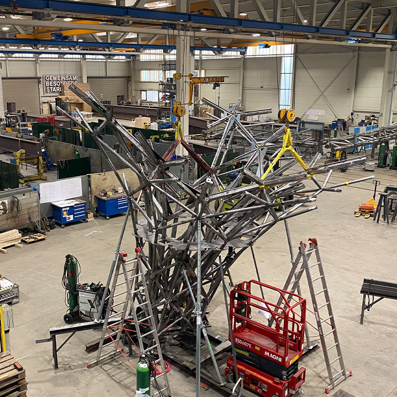 Für die Umsetzung wurden eigens entwickelte Transportgestelle und Montagehilfen verwendet: Glasdach Common Sky in Buffalo, USA