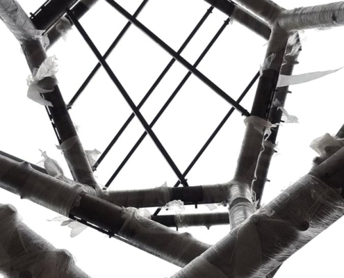 Ein Blick von unten nach oben durch den Rohbau des Spielturms in Wenau