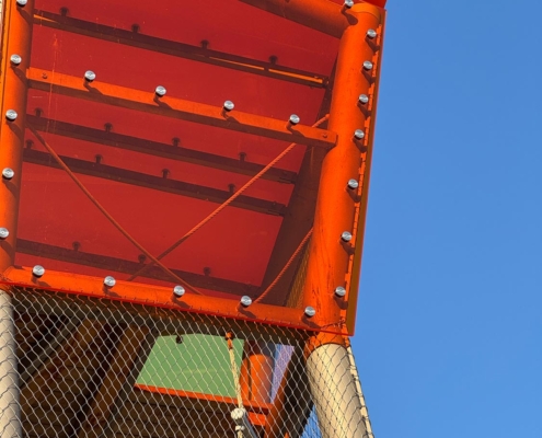 Blick von unten auf das fertige Klettergerüst des KuKuk-Kletterturms in Wernau