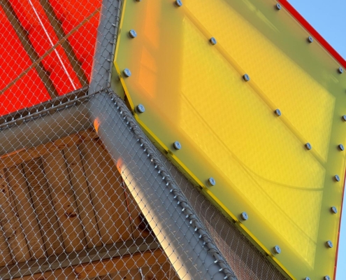 Seit- und Netzabspannungen konnten individuell ergänzt werden am Kletterturm in Wernau