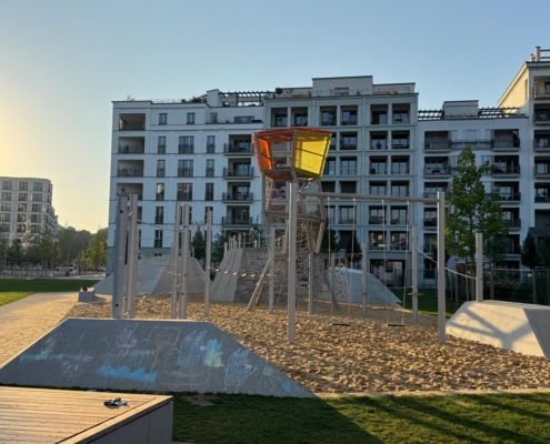 Kletterturm aus hochwertigem Edelstahl mit glasperlgestrahlten Oberflächen in Wernau
