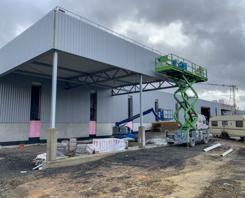 Montagearbeiten am Vordach der Produktionshalle Nord II von Wagner Fahrzeugteile