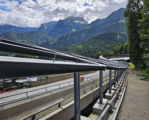 100 Tonnen Stahl auf 322 Metern: Stabiler Wetterschutz in organischer Form