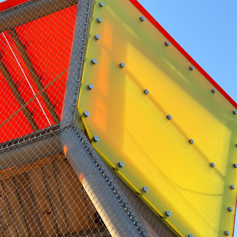 Seit- und Netzabspannungen konnten individuell ergänzt werden am Kletterturm in Wernau