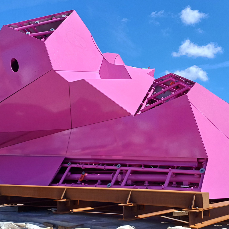 Der Hauptkörper des magentafarbenen Monolithen der Installation bLINK in Göteborg