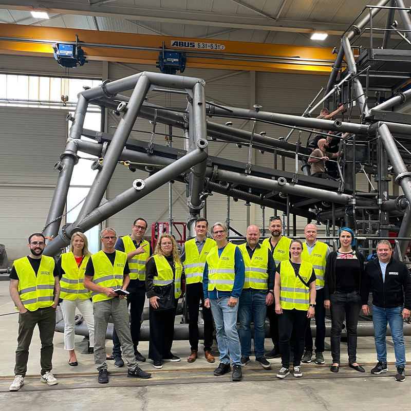 Teamfoto der Beteiligten vor der Grundkonstruktion von bLINK bei Hahner Technik