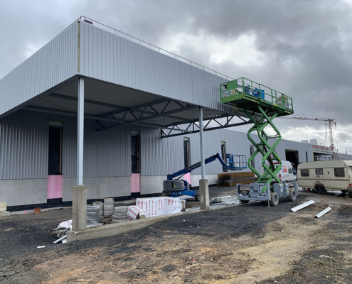 Montage des Vordachs am Werk von Wagner Fahrzeugteile von Hahner Technik