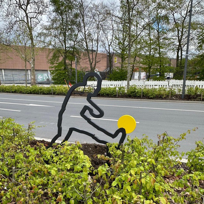 Silhouette eines Fußballers aus Stahl als Teil der Stahlfiguren in der Sport- und Erlebnismeile Dortmund