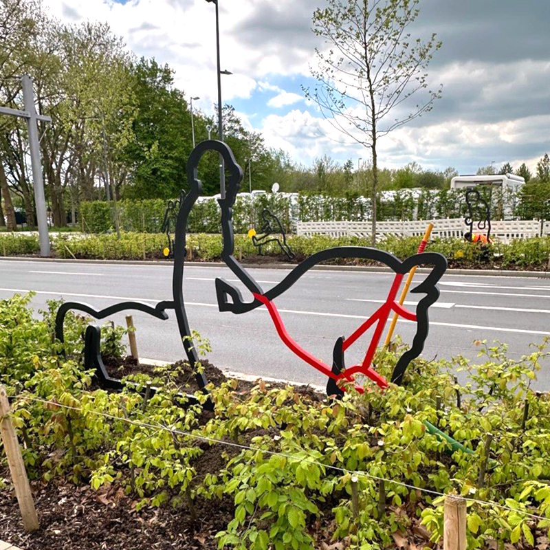 Silhouette eines Reiters aus Stahl als Teil der Stahlfiguren in der Sport- und Erlebnismeile Dortmund