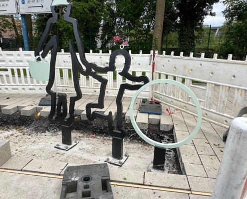 Aufbau einer der Stahlfiguren am Gehweg an der Sport- und Erlebnismeile in Dortmund