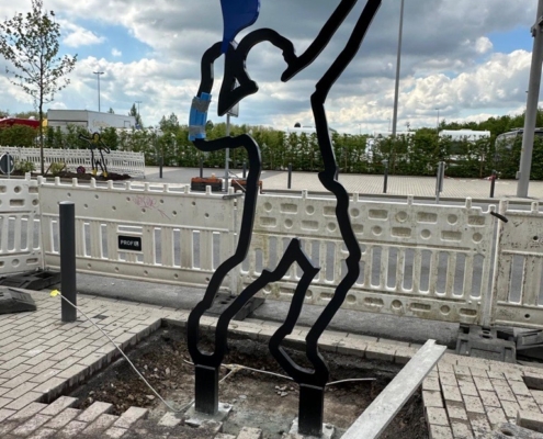 Aufbau einer der Stahlfiguren am Gehweg an der Sport- und Erlebnismeile in Dortmund